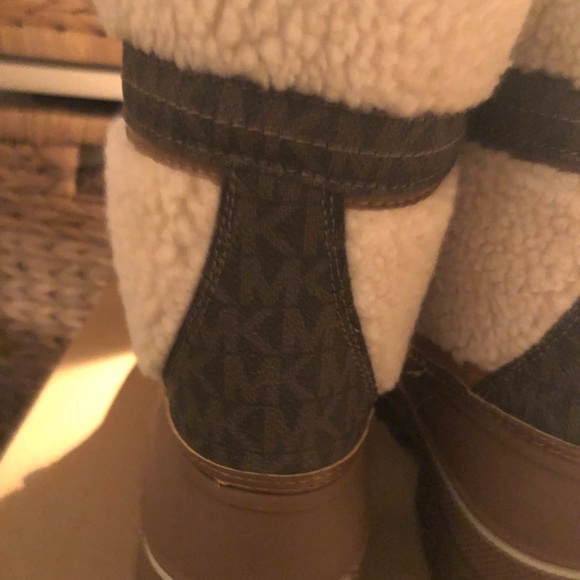 NWOT Women’s Michael Kors Cold Weather Boots - Picture 4 of 6
